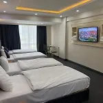 Lily Airport Bed & Breakfast