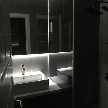 Nocleg ze śniadaniem Lily Airport 3*