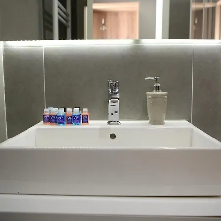 לינה וארוחת בוקר Lily Airport Arnavutkoy