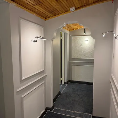 Lily Airport Bed & Breakfast 3*