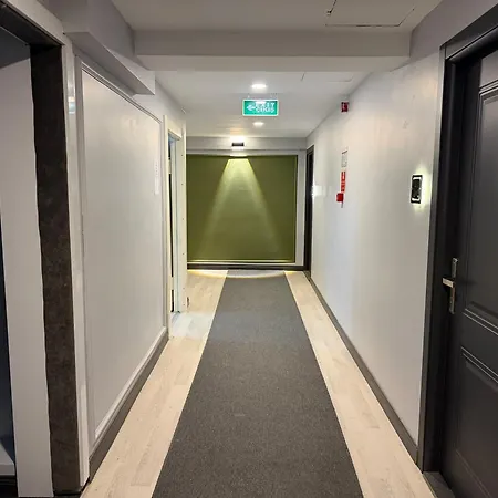 Alojamento de Acomodação e Pequeno-almoço Lily Airport 3*