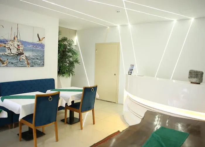 לינה וארוחת בוקר Lily Airport 3*