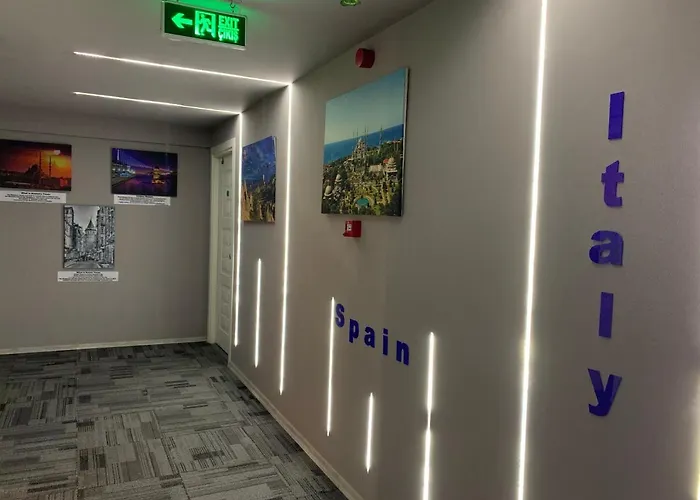 Lily Airport לינה וארוחת בוקר 3*