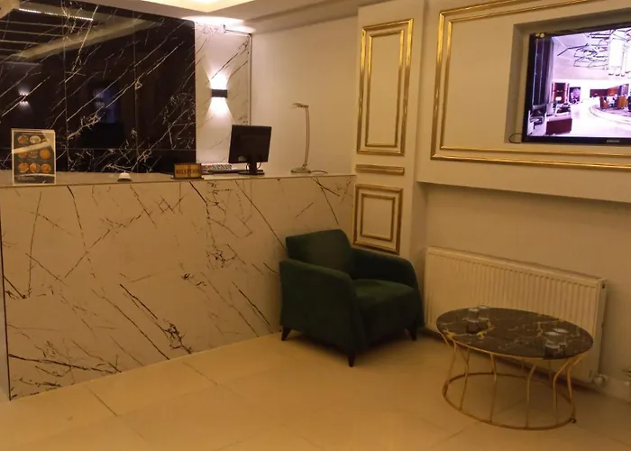 לינה וארוחת בוקר Lily Airport 3*