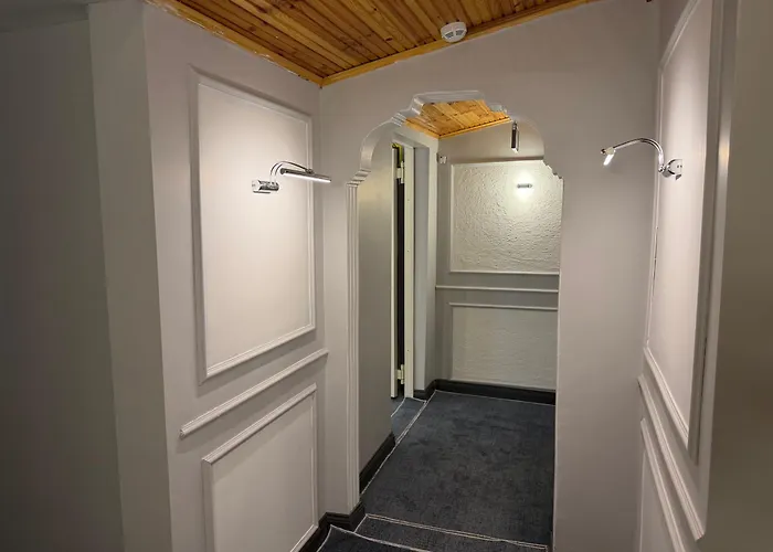 Lily Airport Bed & Breakfast 3*